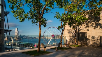 Around the corner of the Rooftop Garden, visitors can enjoy a spectacular, unobstructed views of the Hong Kong Observation Wheel and Central Pier against the backdrop of Victoria Harbour and the Kowloon peninsula.